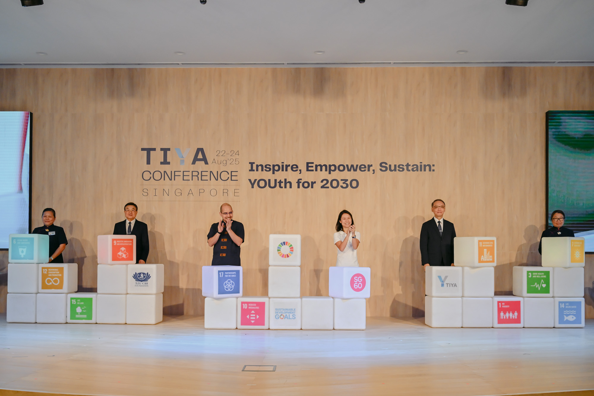 大会主宾吴函燕高级政务次长与嘉宾们联袂为2025年慈济国际青年永续年会工作坊进行开幕仪式。图为（左起）为慈济马六甲分会执行长罗绣甄、慈济基金会（新加坡）执行长刘瑞士、教育部兼国家发展部高级政务次长赛义德哈伦（Dr Syed Harun Alhabsyi）、吴函燕高级政务次长、慈济慈善基金会执行长颜博文、慈济慈善基金会执行长办公室国际长曾慈慧。摄/ 张梦源