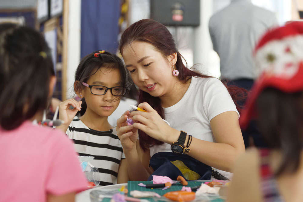 慈济大爱幼教中心的家长在教育组展区，提供手工制作课程。摄 / 黎东兴